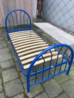 Blauw ijzeren bed, Huis en Inrichting, Slaapkamer | Bedden, Ophalen, Overige materialen, Gebruikt, 90 cm