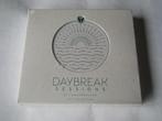 3 CD BOX - TOMORROWLAND - DAYBREAK  SESSIONS  2017 - NEW IN, Cd's en Dvd's, Ophalen of Verzenden, Nieuw in verpakking, Techno of Trance