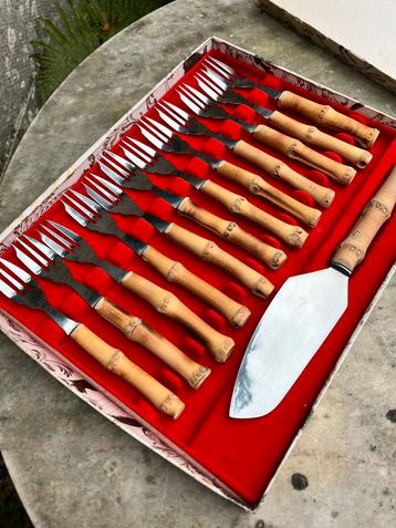 Vintage taartbestek (vorkjes en taartschep) bamboe / rotan beschikbaar voor biedingen