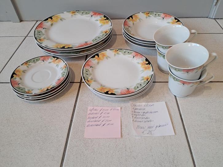 Eetservies bloem voor 4 personen, nooit gebruikt, Huis en Inrichting, Keuken | Servies, Nieuw, Compleet servies, Effen, Porselein