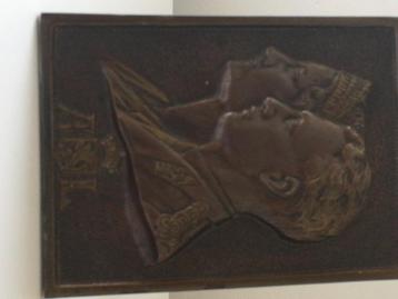 Een prachtige bronzen plaquette van koning Leopold III van B beschikbaar voor biedingen