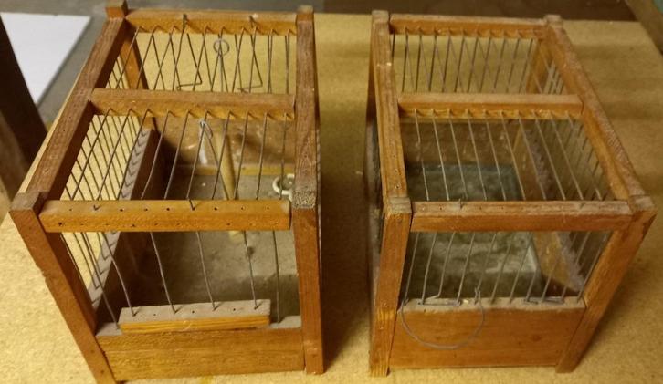 2 vintage vogelkooien in hout en ijzeren staafjes, Dieren en Toebehoren, Vogels | Hokken en Kooien, Gebruikt, Vogelkooi, Hout
