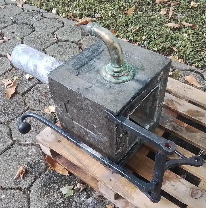 Antieke waterpomp in arduin en lood., Antiek en Kunst, Antiek | Gereedschap en Instrumenten, Ophalen