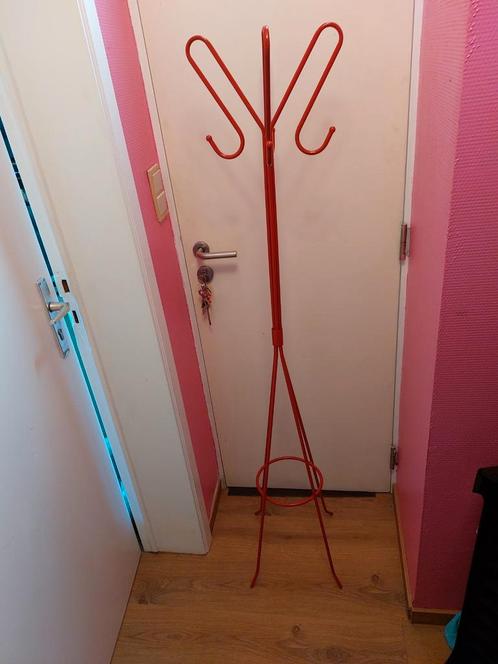 A VENDRE PORTE MANTEAU ROUGE, Huis en Inrichting, Woonaccessoires | Kapstokken, Gebruikt, Staande kapstok, 150 tot 200 cm, Metaal