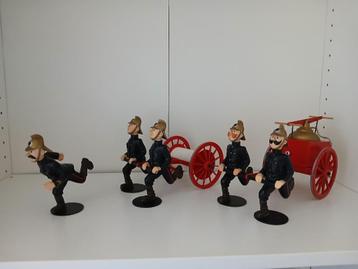 De brandweermannen beschikbaar voor biedingen