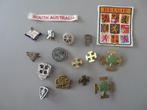 lot 16 insignes badges pins scouting international, Verzenden, Zo goed als nieuw, Embleem, Speld of Insigne
