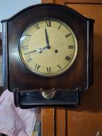 Antieke hangklok met sleutel in prima staat., Antiek en Kunst, Ophalen