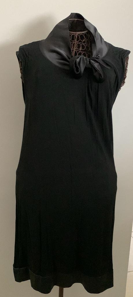 Terre bleue mooie jurk met satijnen details 42, Kleding | Dames, Jurken, Zo goed als nieuw, Maat 42/44 (L), Zwart, Ophalen of Verzenden