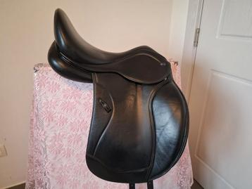 Ikonic Light  dressuurzadel 17.5" 2020 (zwart) beschikbaar voor biedingen