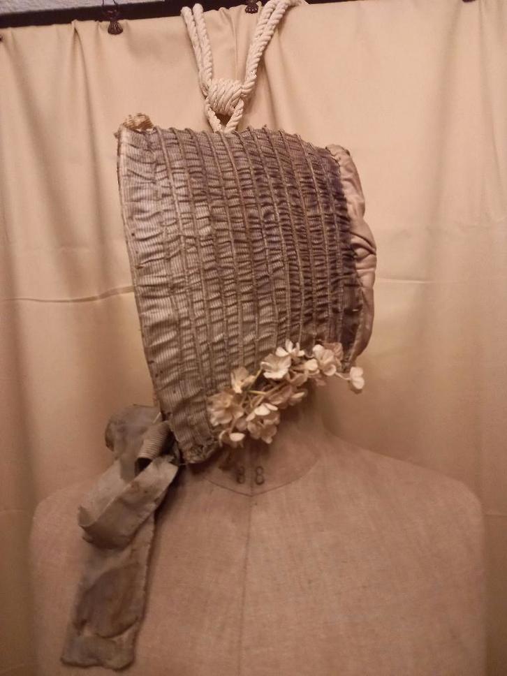 Antiek Bonnet van Jaar 1850 + Oude Paspop en Gratis, Antiek en Kunst, Curiosa en Brocante, Ophalen of Verzenden