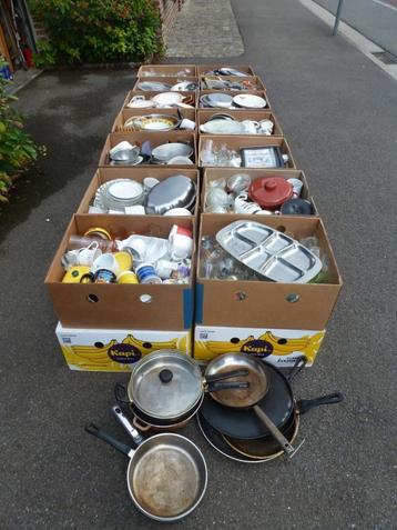gros lot de vaisselle en vrac (verres, tasses, assiettes...) beschikbaar voor biedingen