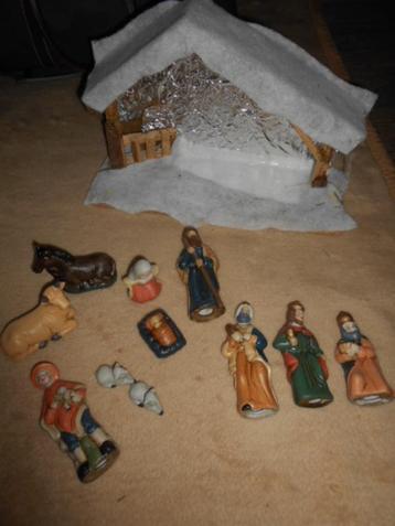 Grote kerststal met 11 bisquit figuren
