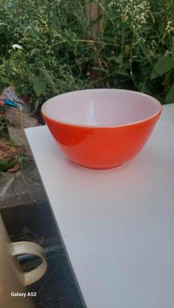 rode pyrexschaal beschikbaar voor biedingen