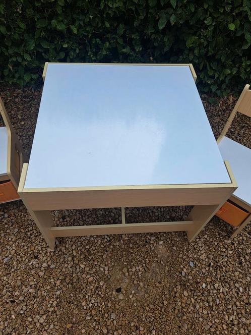 kindertafel + 2 stoeltjes met opbergvakken, Kinderen en Baby's, Kinderkamer | Tafels en Stoelen, Gebruikt, Tafel(s) en Stoel(en)