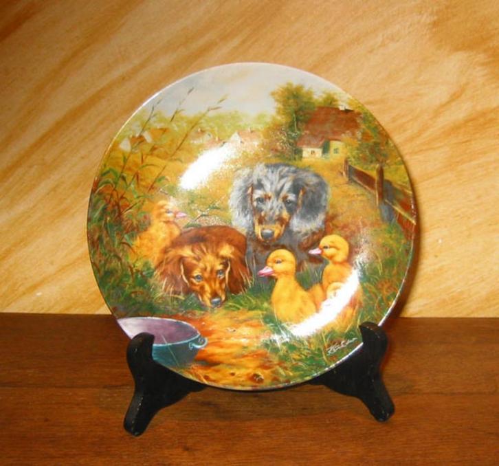 Porselein bord"Heitere Tiergeschichten" 2 teckels & eendjes, Antiquités & Art, Antiquités | Porcelaine, Enlèvement ou Envoi