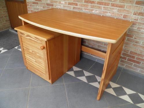 Mooi masief bureau in douglas hout, met rollend kastje., Huis en Inrichting, Bureaus, Gebruikt, Bureau, Ophalen