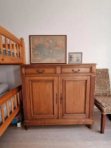 Antiek houten dressoir beschikbaar voor biedingen