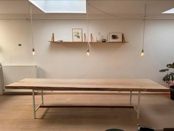 Unieke, ambachtelijke eikenhouten boomstamtafel – 345cm lang beschikbaar voor biedingen
