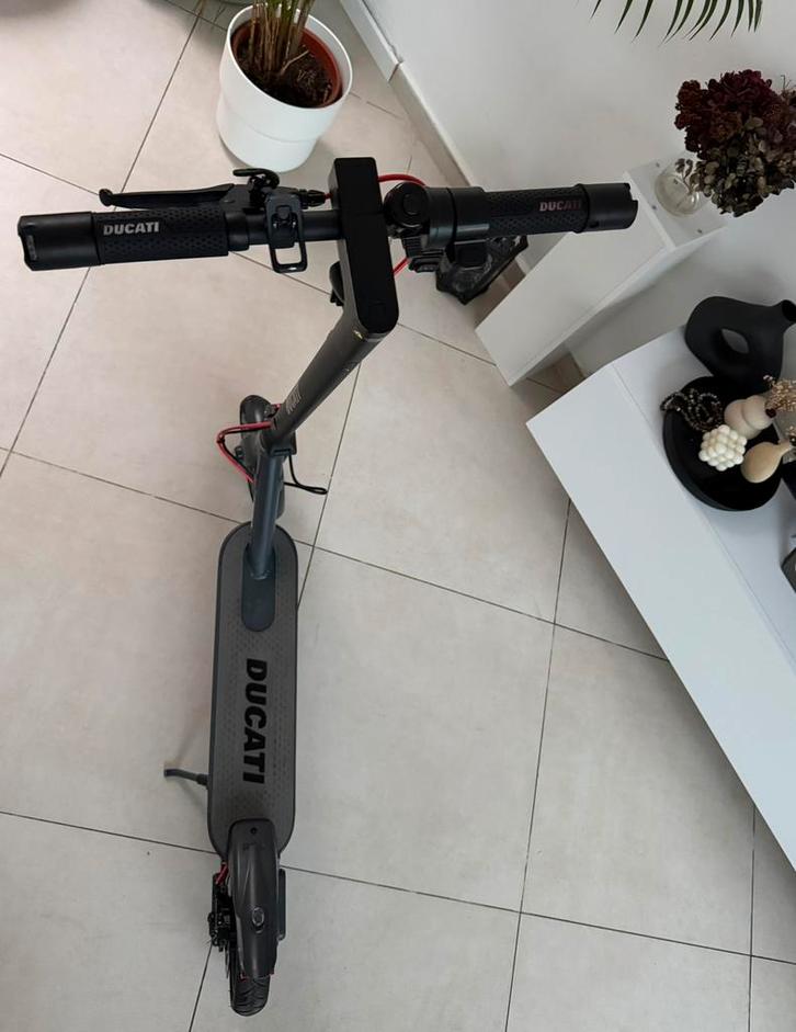 Trottinette électrique Ducati Pro-I Evo, Vélos & Vélomoteurs, Trottinettes, Comme neuf, Step électrique (E-scooter), Enlèvement
