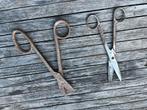 2 PAIRES DE CISAUX MEDICAUX INSTRUMENTS  ANCIENS, Verzenden