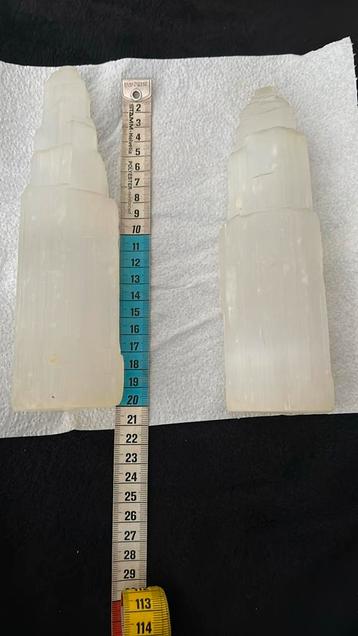2 seleniettorens van 21 en 20 cm beschikbaar voor biedingen