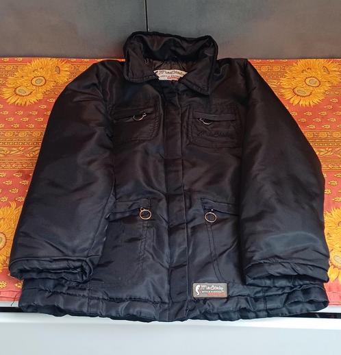 ZWARTE WARME WINTERVEST LEEFTIJD 10 A ZONDER KAP ONTBREEKT, Kinderen en Baby's, Kinderkleding | Maat 104, Ophalen