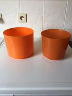 Twee oranje plastieken bloempotten - cachepots, Gebruikt, Ophalen of Verzenden