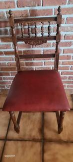 Decoratieve houten stoel met rode zitting, Huis en Inrichting, Stoelen, Ophalen