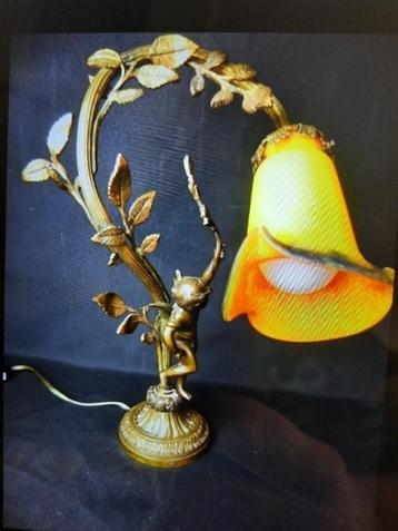 Art nouveau lamp met glaspasta beschikbaar voor biedingen