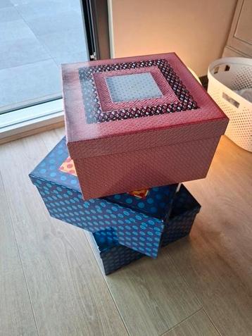 Drie decoratieve dozen, uit de ramen van een warenhuis beschikbaar voor biedingen