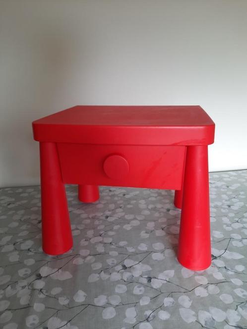 Rood IKEA Mammut kindernachtkastje, Kinderen en Baby's, Kinderkamer | Tafels en Stoelen, Zo goed als nieuw, Ophalen
