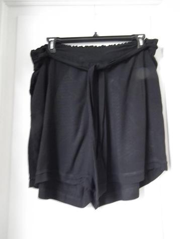 Zwarte shorts voor dames. 48/50 (Yjessica C&A) met zakken