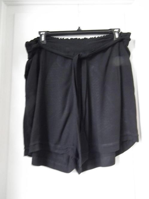 Zwarte shorts voor dames. 48/50 (Yjessica C&A) met zakken, Kleding | Dames, Broeken en Pantalons, Gedragen, Maat 46/48 (XL) of groter