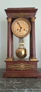 Pendule en acajou, Enlèvement