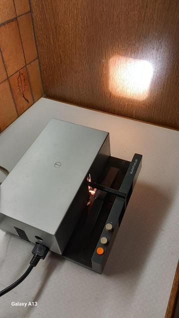 Ensemble composé d'un projecteur DIA, d'un écran, d'une tabl, Enlèvement, Utilisé, Avec écran