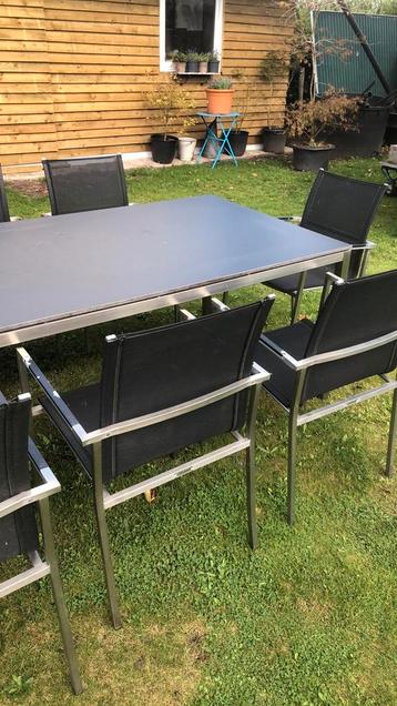 Strakke tuintafel en 8 stoelen beschikbaar voor biedingen