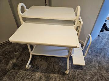Computertafel beschikbaar voor biedingen