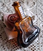 2 Kleine bruine glazen sier flesjes, 1 gitaar, Enlèvement ou Envoi