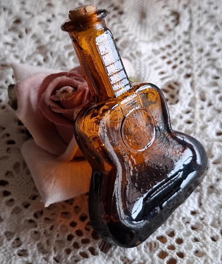 2 Kleine bruine glazen sier flesjes, 1 gitaar, Antiek en Kunst, Curiosa en Brocante, Ophalen of Verzenden