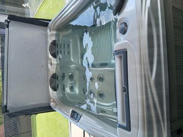 Jacuzzi kostte nieuw 12000. Nu 3500 beschikbaar voor biedingen
