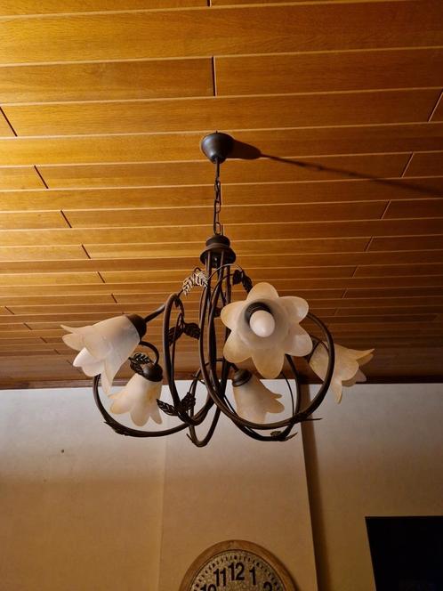 Lustre vintage en fer forgé et verre en forme de fleurs, Huis en Inrichting, Lampen | Kroonluchters, Gebruikt, Glas, Ophalen
