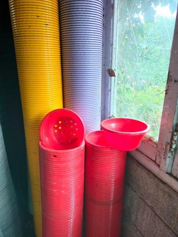 Ronde plantenschotels 22 - 23 cm beschikbaar voor biedingen