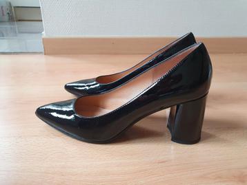 Zwarte schoenen met lakhak maat 40 beschikbaar voor biedingen