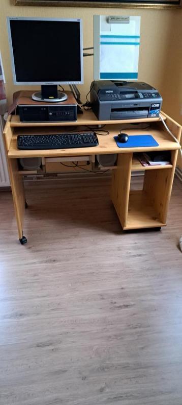 Computertafel beschikbaar voor biedingen
