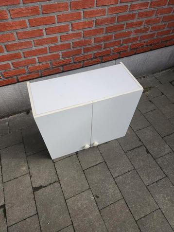houten kast beschikbaar voor biedingen