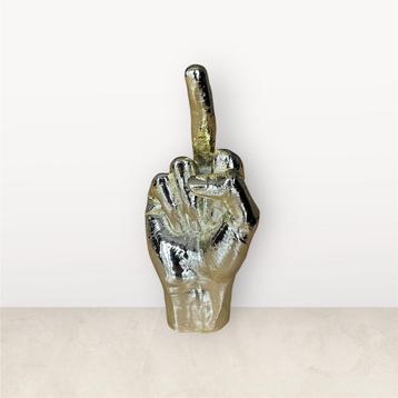 Gouden middelvinger sculptuur (naar Ai Weiwei) beschikbaar voor biedingen