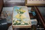 Retro vintage antieke oude blikken doos meisje bloemen, Ophalen of Verzenden