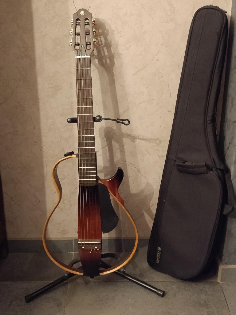 Yamaha Silent Guitar SLG200N TBS (Nylon) - État Neuf, Musique & Instruments, Instruments à corde | Guitares | Acoustiques, Comme neuf