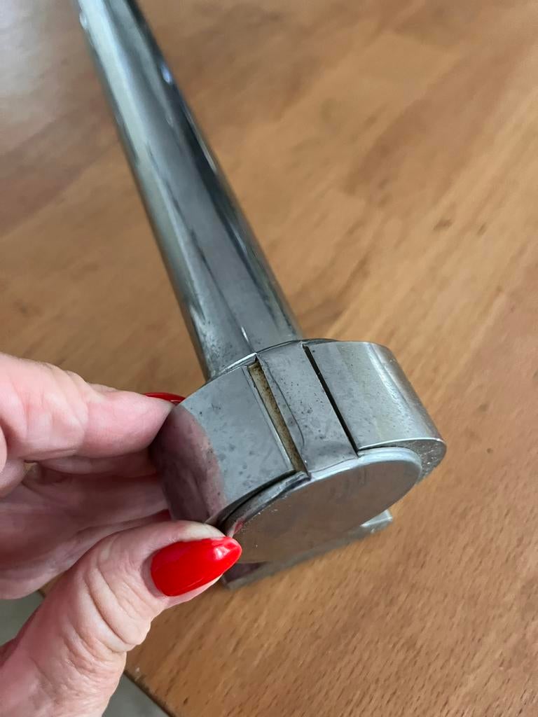 Barre en métal pour salle de bains