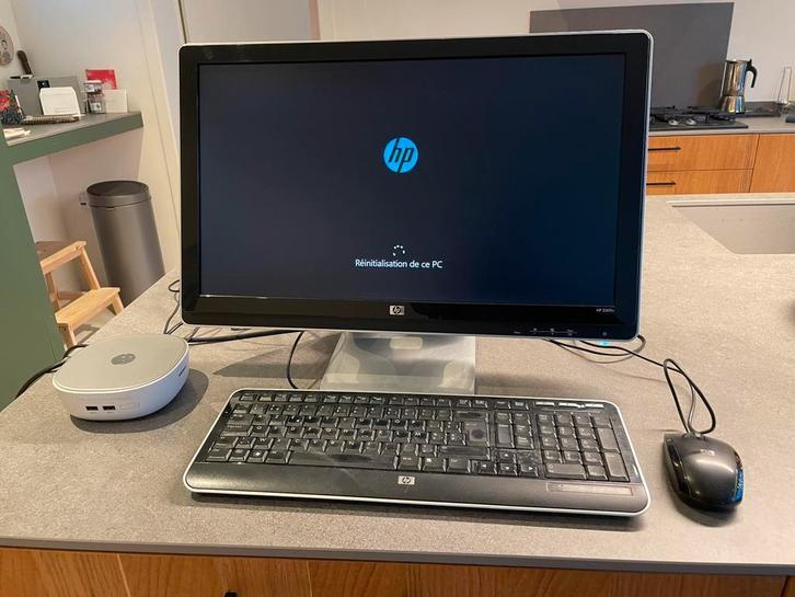 PC Pavilion Mini Desktop 300-0xx, Computers en Software, Desktop Pc's, Gebruikt, Minder dan 2 Ghz, SSD, 8 GB, Met videokaart, Met monitor